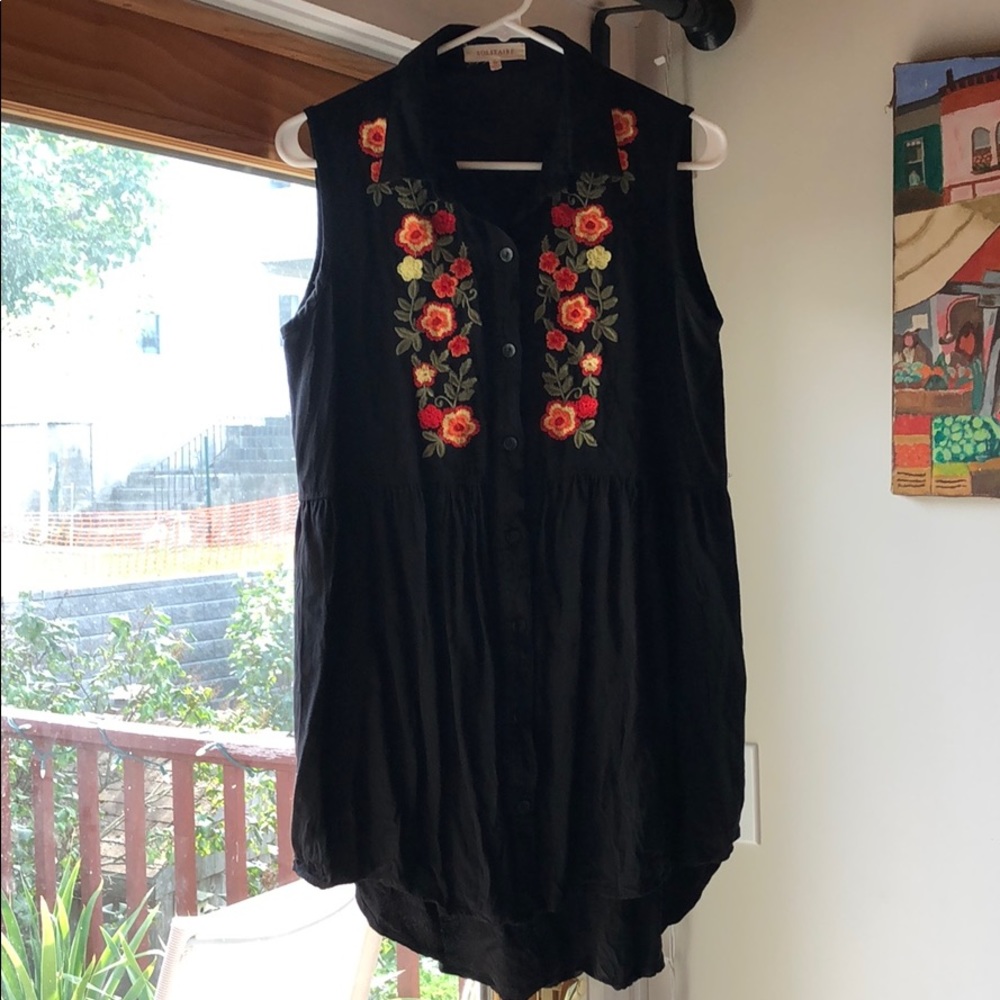 Solitaire Embroidered Button Down Tunic Size M